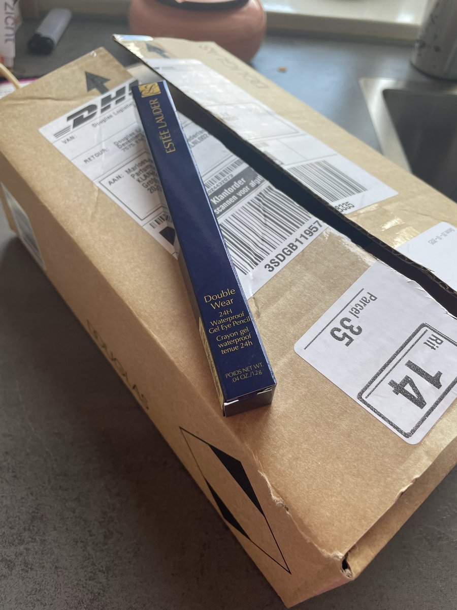 mlbosman's tweet photo. @douglas_ned  idee om ook enveloppen te gebruiken voor dit soort bestellingen? Dan had het gewoon naar mijn huisadres gestuurd kunnen worden🌱 nu grote doos met veel loze ruimte,DHL en naar winkel om op te halen #duurzaam https://t.co/mQkj7YNSla