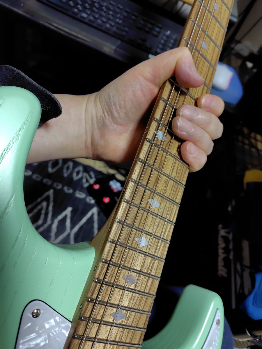 今週は毎晩💦指板の上で炎上します🎸🔥