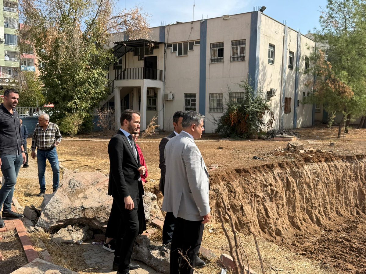 mardinilsaglik's tweet photo. Mardin’de Güçlendirilmiş Göçmen Sağlığı Merkezi İnşaatında İnceleme

Mardin İl Sağlık Müdürümüz Uzm. Dr. Saffet YAVUZ, Halk Sağlığı Hizmetleri Başkanı Uzm. Cihat ADIN, Kızıltepe İlçe Sağlık Müdürü Uzm. Dr. Ömer Faruk YILDIRIM ve beraberindeki ekip, Kızıltepe ilçesinde yapımı devam eden Güçlendirilmiş Göçmen Sağlığı Merkezi inşaat alanında incelemelerde bulundu.

Mardin’de yapımı sürdürülen Güçlendirilmiş Göçmen Sağlığı Merkezi, Artuklu ve Midyat ilçelerimizin ardından üçüncü olma özelliğini taşıyan proje, Kızıltepe İlçe Sağlık Müdürlüğü bünyesinde hizmet verecek. SIHHAT Projesi kapsamında hayata geçirilen merkezin 818 metrekare taban alanı ve toplam 3.309 metrekare kapalı alanı bulunuyor.

Ziyaret sırasında İl Sağlık Müdürümüz Uzm. Dr. Saffet YAVUZ, merkezin tamamlanmasıyla birlikte bölgedeki sağlık hizmetlerinin hem yerel hem de göçmen varandaşlarımıza yönelik olarak daha etkin ve erişilebilir hale geleceğini belirtti.
@halksagligigm
