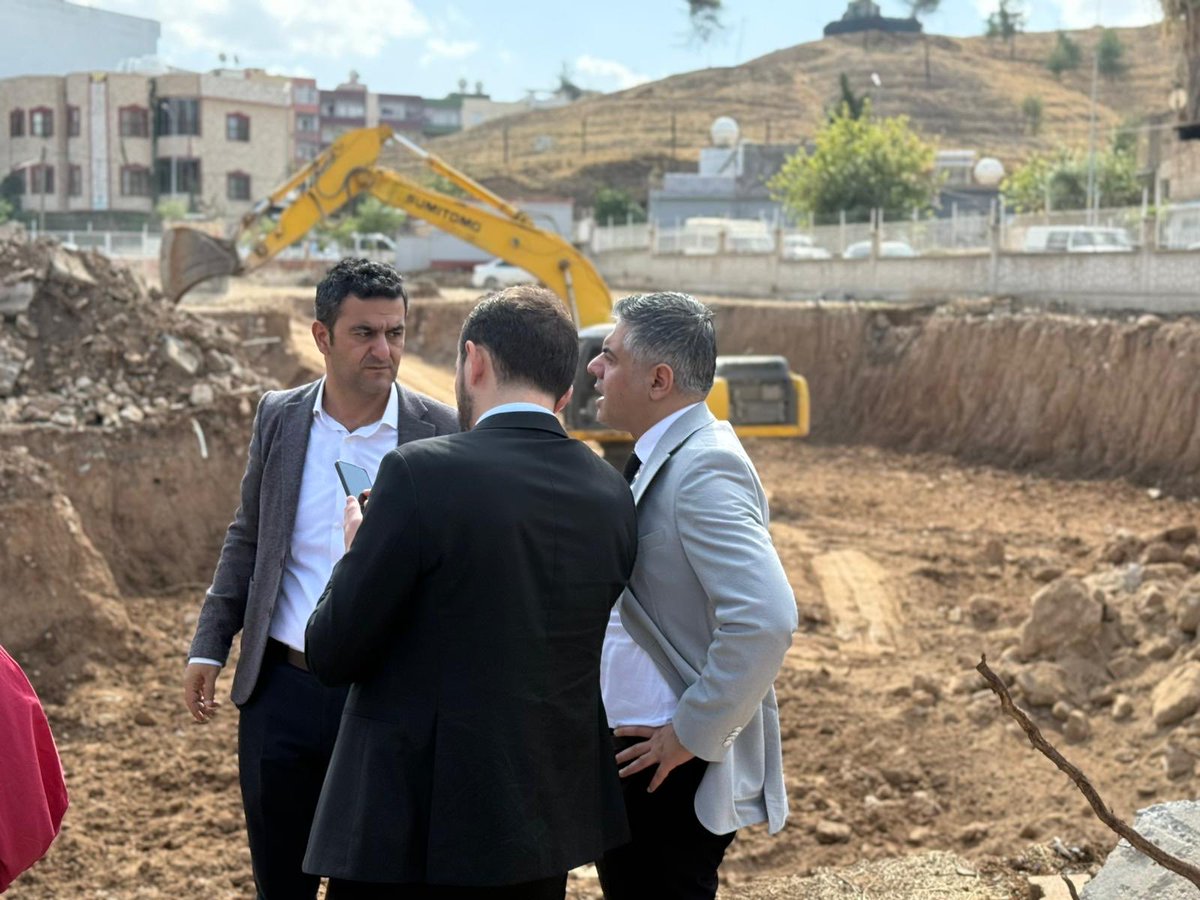 mardinilsaglik's tweet photo. Mardin’de Güçlendirilmiş Göçmen Sağlığı Merkezi İnşaatında İnceleme

Mardin İl Sağlık Müdürümüz Uzm. Dr. Saffet YAVUZ, Halk Sağlığı Hizmetleri Başkanı Uzm. Cihat ADIN, Kızıltepe İlçe Sağlık Müdürü Uzm. Dr. Ömer Faruk YILDIRIM ve beraberindeki ekip, Kızıltepe ilçesinde yapımı devam eden Güçlendirilmiş Göçmen Sağlığı Merkezi inşaat alanında incelemelerde bulundu.

Mardin’de yapımı sürdürülen Güçlendirilmiş Göçmen Sağlığı Merkezi, Artuklu ve Midyat ilçelerimizin ardından üçüncü olma özelliğini taşıyan proje, Kızıltepe İlçe Sağlık Müdürlüğü bünyesinde hizmet verecek. SIHHAT Projesi kapsamında hayata geçirilen merkezin 818 metrekare taban alanı ve toplam 3.309 metrekare kapalı alanı bulunuyor.

Ziyaret sırasında İl Sağlık Müdürümüz Uzm. Dr. Saffet YAVUZ, merkezin tamamlanmasıyla birlikte bölgedeki sağlık hizmetlerinin hem yerel hem de göçmen varandaşlarımıza yönelik olarak daha etkin ve erişilebilir hale geleceğini belirtti.
@halksagligigm