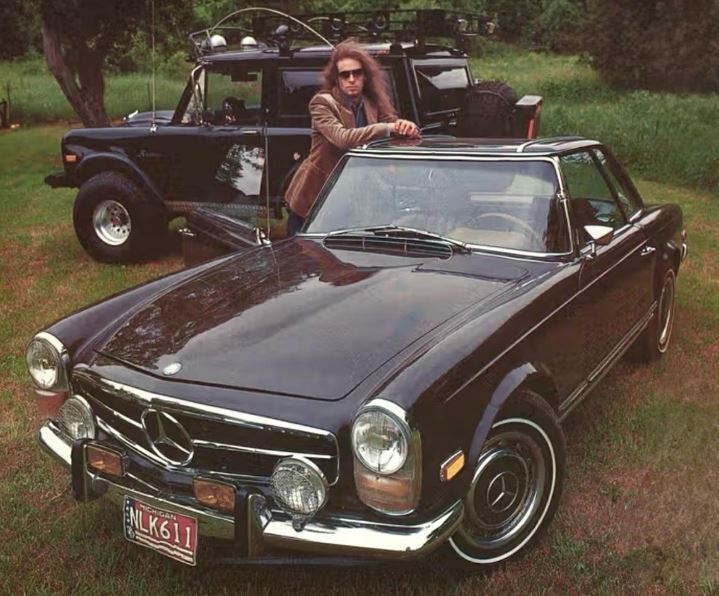FilmsQuirky's tweet image. #TakingABreakFromFilming 
#TedNugent with his Mercedes SL &amp;amp; Ford Bronco 🚘 
(March 1979).