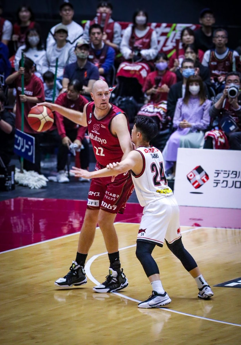 saya_nrt's tweet photo. 10月2️⃣2️⃣日！ニックの日🙌🏻

今月はBリーグ10シーズン目開幕の月！
ということで、ニックラストシーズンの開幕戦の写真を寄せ集め📸
ニックジェイはせさんの3人の背中、胸熱だなあ……😭❤️‍🔥 https://t.co/4GJ5TnEMSR