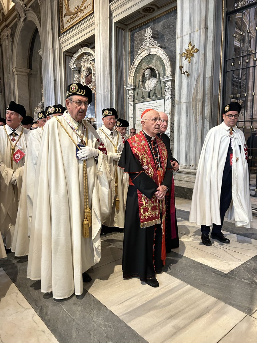 Oggi 22 ottobre oltre 3.500 pellegrini dell'#OESSH hanno partecipato alla Messa nella basilica di San Giovanni in Laterano, e recitato  il rosario alla basilica di Santa Maria Maggiore.