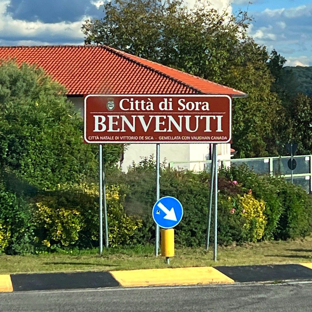 INCREDIBILE!
#Sora, la nota intelligenza artificiale di OpenAI specializzata nei filmati realistici, ha realizzato un'intera città nel Lazio e gli ha dato il suo nome. E nessuno se ne è accorto!

Sembra un paese reale, anche le persone sembrano vere, ma è tutto virtuale,