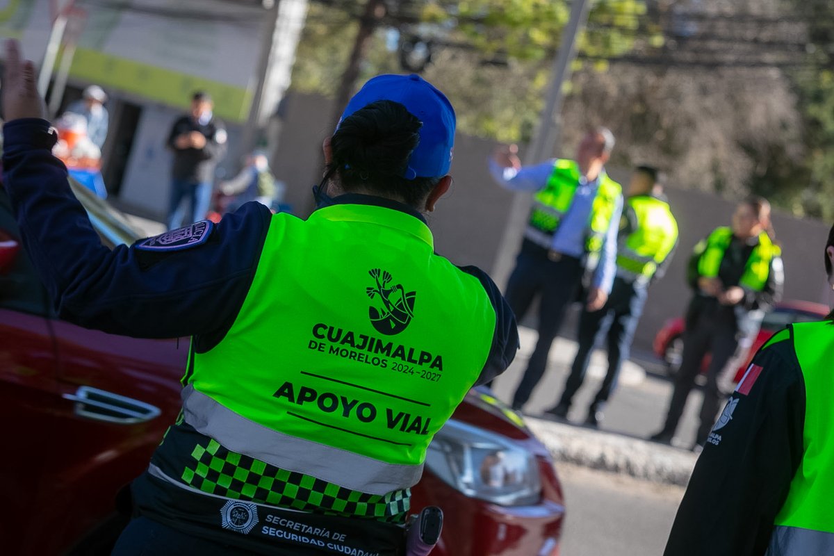 Nuestros operativos de apoyo vial se mantienen constantes todos los días en la alcaldía #Cuajimalpa para agilizar y mejorar la movilidad, además de protegerte a ti y tu familia. 
Gracias por tu apoyo para respetar el reglamento de tránsito y evitar estacionarte en lugares