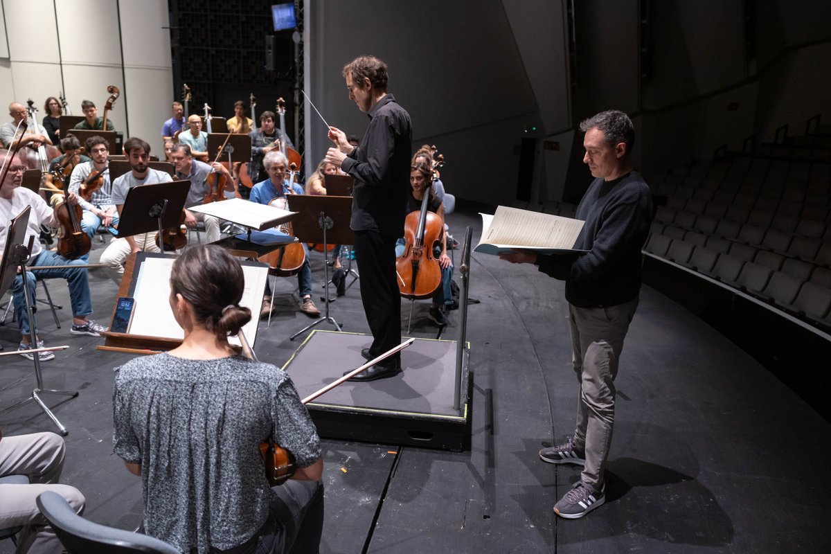 Bajo la batuta de <a href="/pgconductor/">Pablo González</a> y con la presencia de <a href="/ferrancruixent/">Ferran Cruixent</a>, la música transforma lo visible en emoción:

〰️ las olas y el viento en ‘El mar’,
〰️ la tierra y el fuego en ‘La consagración de la primavera’,
〰️ la tecnología y el espíritu humano en ‘Emergence’