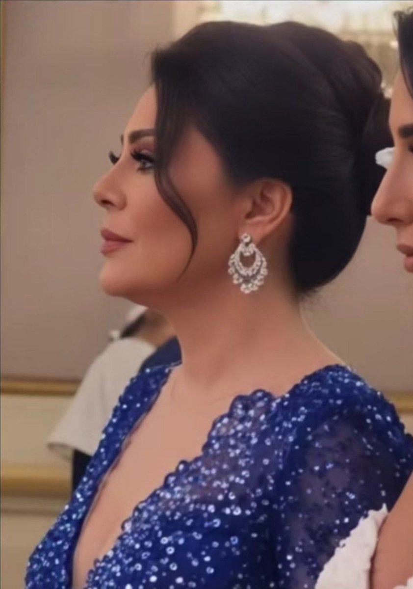 این زن شمخانی به جرم قتل شخصی به نام «اخیاری» توی زندان بود. اهل ساری و ابتدای بلوار کشاورز هست. شمخانی برای بازدید از زندان‌ها که میره اینو میبینه و همونجا دستور آزادیشو میده و باهاش ازدواج میکنه. سنت رسول اکرم
 فامیلیش یوسفی هست!
آقایون داداشام همه داشتید اشتباه "میزدید"!!!