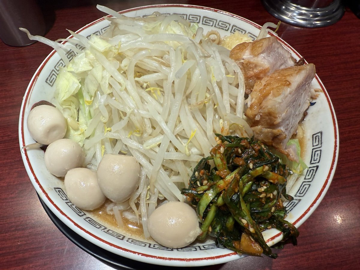 味噌山＋うずら＋辛ニラ

超絶久々に、最寄りの豚山。
味噌の存在を知り、タイミングが合えば食べたいなと思ってまして。
今日がそのタイミング。
味噌！！！
というよりは優しい、みそ、という感じ。
美味しかった。
あと、店員さんの印象がとても良かった。
ご馳走様でした！

ラーメン豚山 白楽店