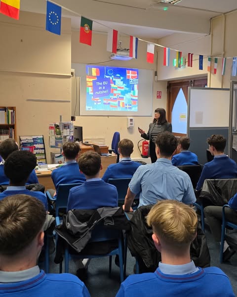 📷 𝟯𝟬 𝗬𝗲𝗮𝗿𝘀 𝗼𝗳 𝗘𝗨𝗥𝗘𝗦
Transition Year students from Summerhill College joined us for a special workshop on the 𝘉𝘢𝘴𝘪𝘤𝘴 𝘰𝘧 𝘵𝘩𝘦 𝘌𝘜, followed by a lively European quiz.
<a href="/cicsummerhill/">Summerhill College</a> <a href="/MercySligo/">Mercy College, Sligo.</a> @sligogrammar
