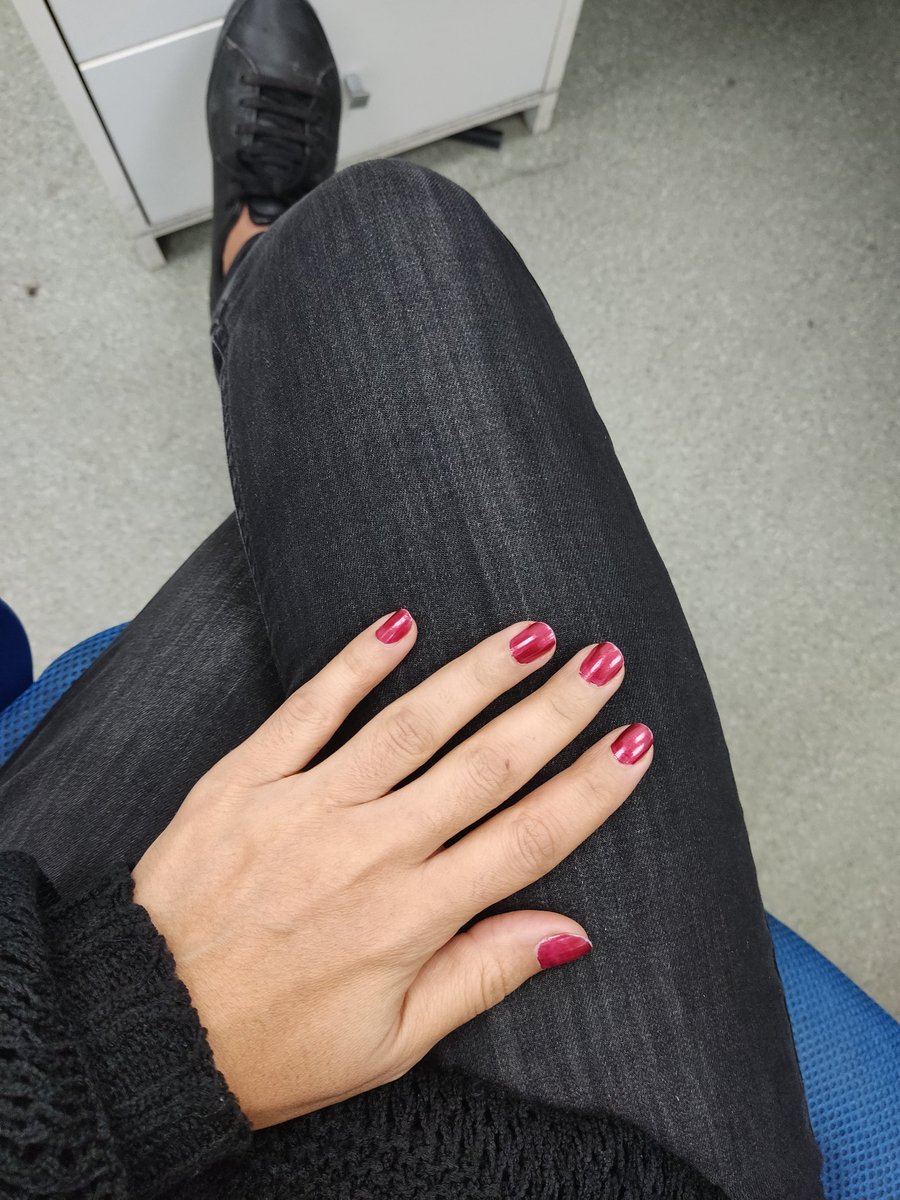 35_58_80's tweet image. Israr edildi bende geldim kimin hayatına dokunuyorsak artık 🤪😂
Ojelerim rezil ellerim zaten çirkin 🙈😂
#elchallenge 😁