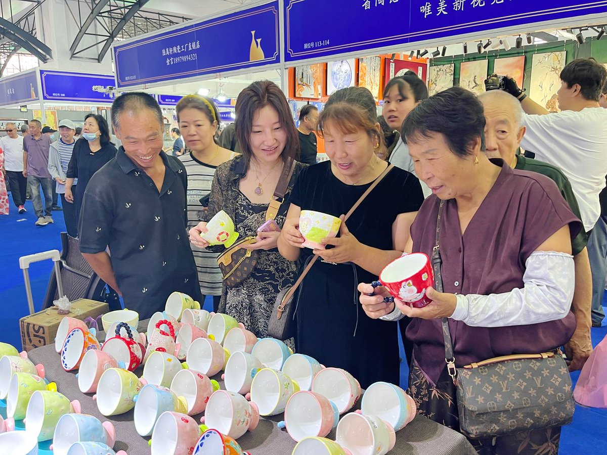 The 26th China Tangshan Ceramic Expo recently wrapped up at the Tangshan International Convention and Exhibition Center! This year’s event set new records, attracting over 300 exhibitors from across China to showcase regional ceramic specialties and offer a vibrant cultural