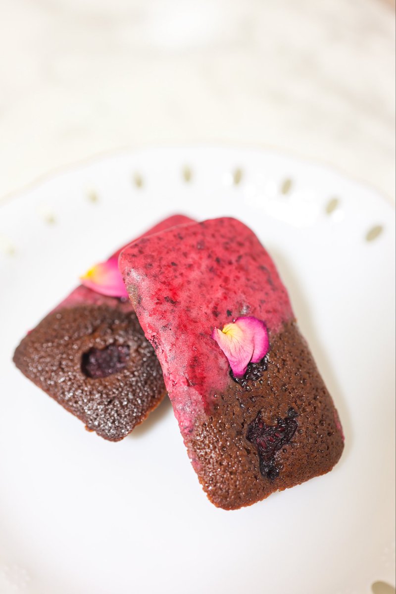 小澤さんの投稿を拝見してからずっと気になっていた薔薇のフィナンシェ🌹💫
ufuフェスでGETしました！！
薔薇の香りとベリーの酸味とジュワっとした濃厚フィナンシェ、とっても美味しかったです(∩´∀`∩)💕
勿体なくて味わって食べました✨️✨️