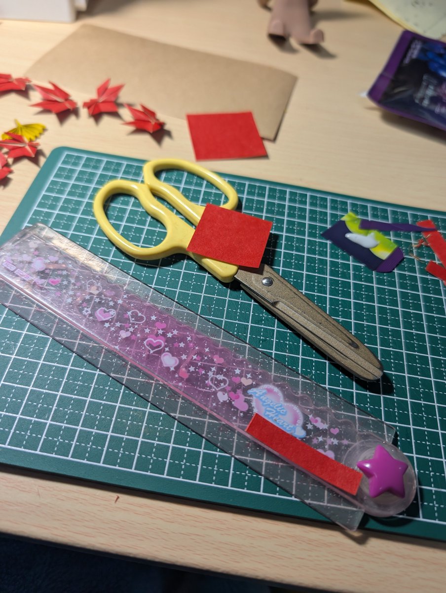 ものづくりをするとき、色んな道具があるのですが、ふとこの子達が1番歴長いなぁと。
保育園幼稚園の頃から持っているハサミと、小学校の入学式に担任の先生がくれた定規。20年以上ですってよ。