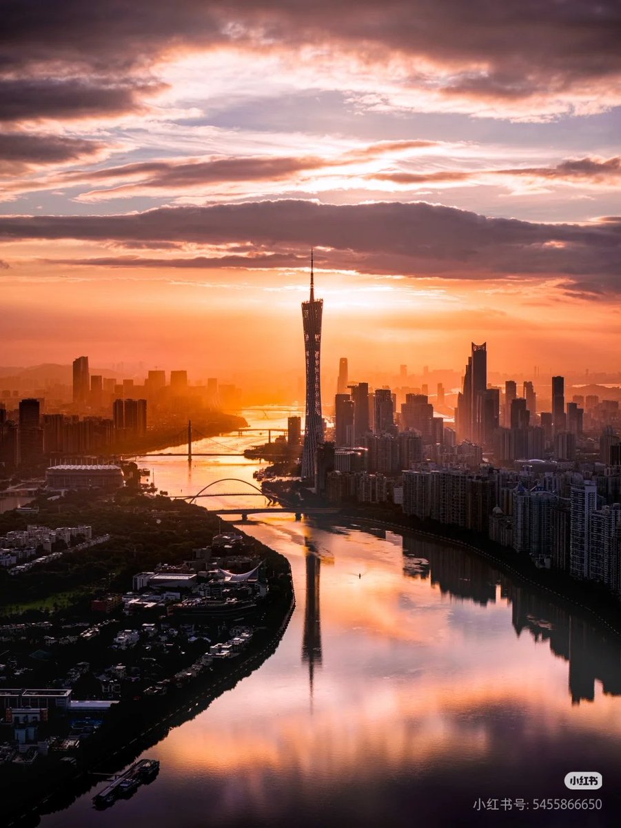 黄昏把广州塔揉进珠江的浪里，原来城市的浪漫，是夕阳下流动的金色史诗🌇
