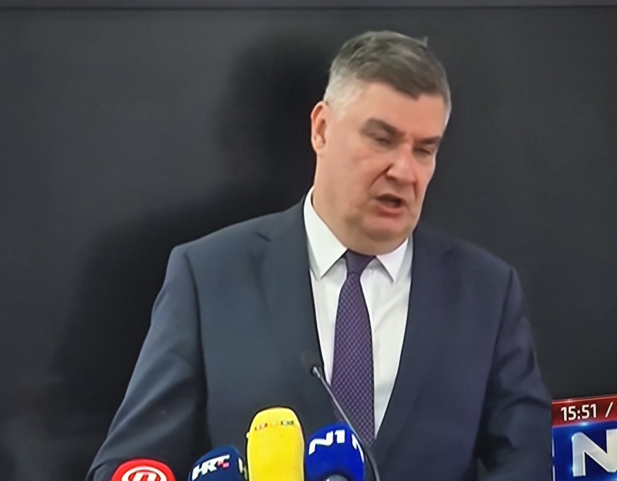 "Mene su kao malog,ubijedili da sam Hrvat a to se teško ili nikako ne mijenja..." 
-kaže izaslanik Moskve i Beograda. 
Nevjerojatno,besprizorno,gadljivo.