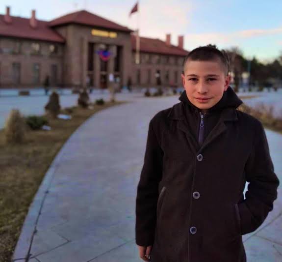 Ahmet Efe Taşken kardeşimiz, 1 yıl önce Afgan kaçaklar tarafından Erzurum’da vahşice katledildi.
Bu acıyı unutmuyoruz!

Unutmadık, unutturmayacağız!

Mekânın cennet olsun güzel insan.

#AhmetEfeTaşken #Erzurum #DadaşlarGrubu