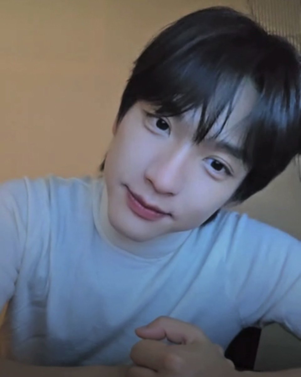 오늘 재현이 얼굴 폼 미쳤다고
그러니까 제발 나랑 같이 김재현 잘생겼다 라고 외치자