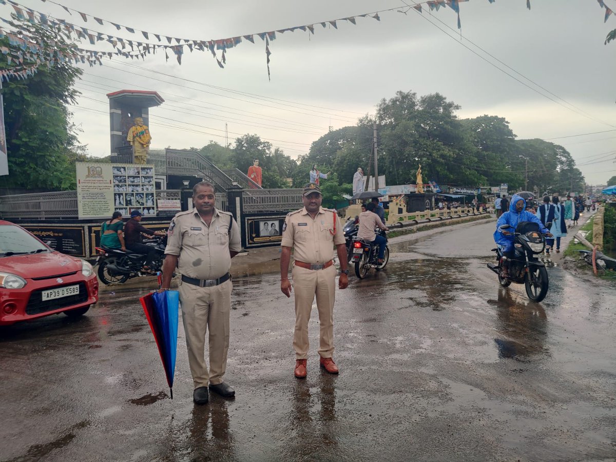 జిల్లా ఎస్పీ శ్రీ వి. విద్యా సాగర్ నాయుడు గారి ఆదేశాల మేరకు జిల్లాలో రోడ్డు ప్రమాదాల నివారణ, అక్రమ రవాణా అడ్డగింపు మరియు అవాంఛనీయ సంఘటనలు జరగకుండా ఉండేందుకు, కృష్ణా జిల్లా పోలీసు అధికారులు ప్రత్యేక వాహనాల తనిఖీలు మరియు విజిబుల్ పోలీసింగ్ నిర్వహించారు.