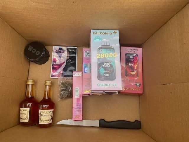 resca_media's tweet image. 📚👮‍♂️ #Guadeloupe : Une opération de contrôle a eu lieu à proximité du collège Bébel à Sainte-Rose, la semaine dernière.

Objectif : garantir la sécurité des élèves et du personnel éducatif.

Durant ce contrôle, les forces de l'ordre ont découvert : 

- des produits stupéfiants,
-…