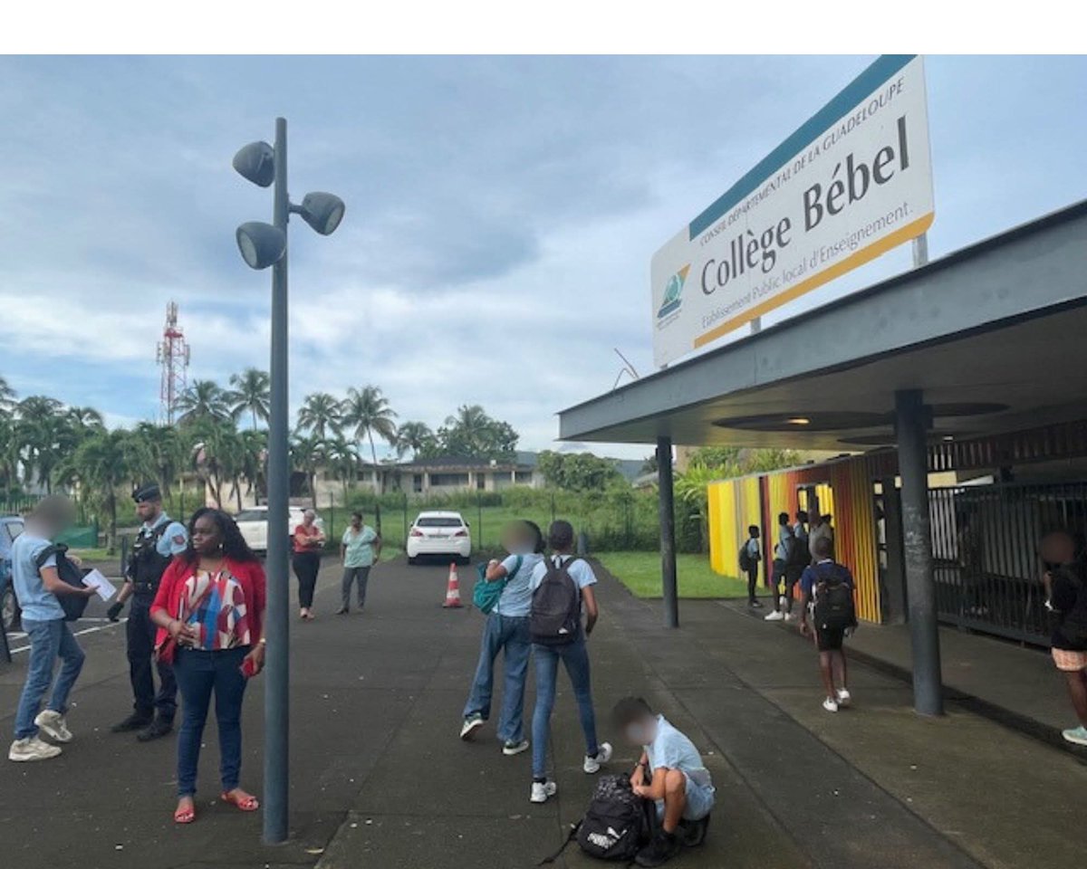 resca_media's tweet image. 📚👮‍♂️ #Guadeloupe : Une opération de contrôle a eu lieu à proximité du collège Bébel à Sainte-Rose, la semaine dernière.

Objectif : garantir la sécurité des élèves et du personnel éducatif.

Durant ce contrôle, les forces de l'ordre ont découvert : 

- des produits stupéfiants,
-…