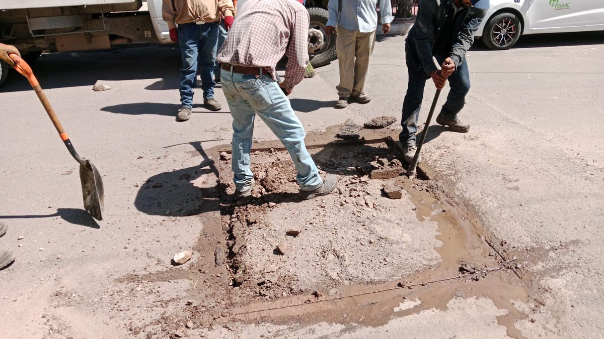 ObrasPublicasDG's tweet image. 🚧 Terminamos trabajos de bacheo calle Industrial esquina con avenida Factor para mejorar las vialidades de la colonia Cerro del Mercado.

El trabajo que hacemos para tener calles dignas no para.

#DurangoEsElCamino