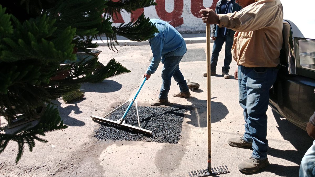 ObrasPublicasDG's tweet image. 🚧 Terminamos trabajos de bacheo calle Industrial esquina con avenida Factor para mejorar las vialidades de la colonia Cerro del Mercado.

El trabajo que hacemos para tener calles dignas no para.

#DurangoEsElCamino
