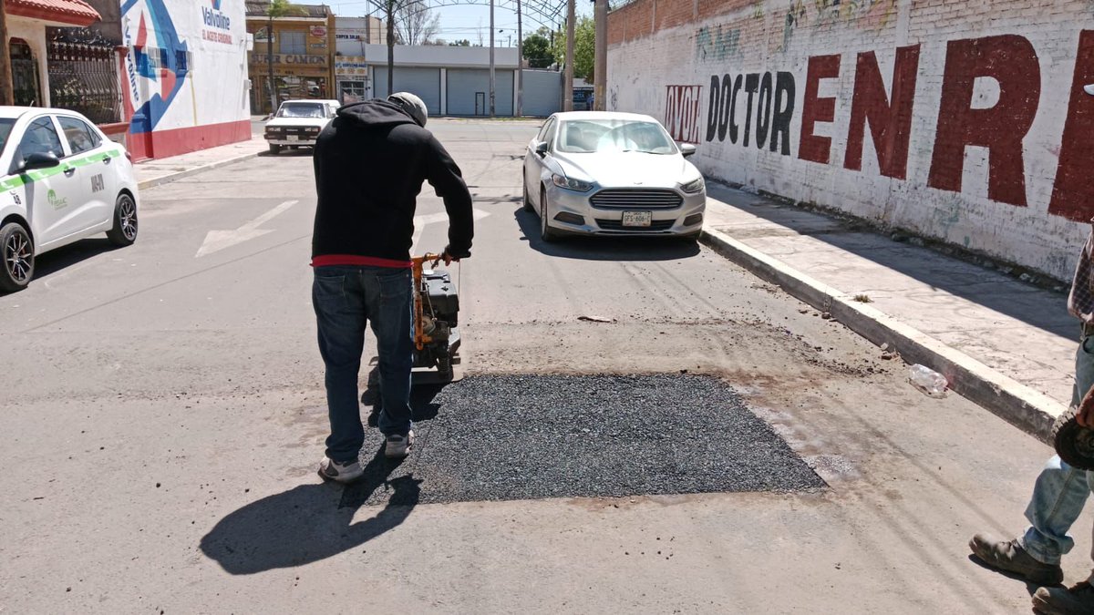 ObrasPublicasDG's tweet image. 🚧 Terminamos trabajos de bacheo calle Industrial esquina con avenida Factor para mejorar las vialidades de la colonia Cerro del Mercado.

El trabajo que hacemos para tener calles dignas no para.

#DurangoEsElCamino