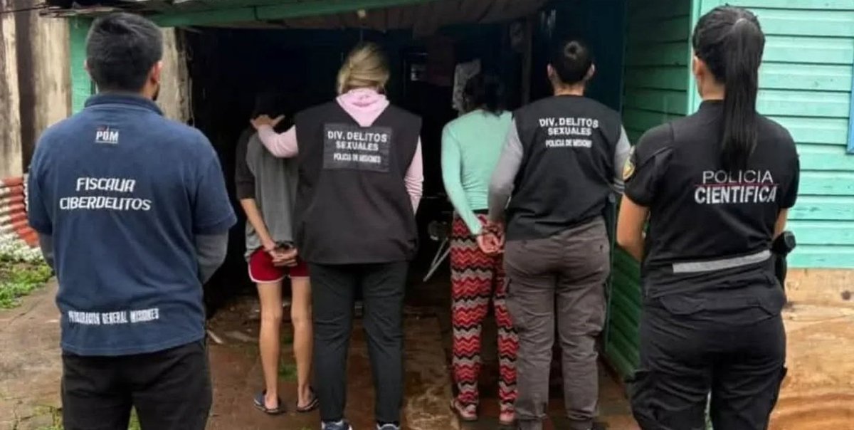 clarincom's tweet photo. MISIONES: UNA MADRE Y UNA ABUELA DETENIDAS POR ABUSAR DE UNA NENA Y VENDER LOS VIDEOS

Una mujer de 23 años y su madre, de 42, fueron detenidas en Posadas por abusar de una nena de 3 años y vender videos por $1.500 a través de WhatsApp y Telegram. Los pagos se hacían mediante una billetera virtual y las pruebas fueron halladas en sus celulares.

La causa se inició en abril tras la denuncia del padre, técnico informático, que detectó el material. Las tres menores del hogar quedaron bajo cuidado familiar.

Antecedentes
Hacia fines de 2023 el padre se había presentado para denunciar que la madre de su hija no la cuidaba apropiadamente y que era habitual que consumiera drogas delante de ella. Un equipo interdisciplinario realizó un informe socioambiental que resultó favorable a la madre y todo quedó reducido a acusaciones cruzadas en el marco de una separación en malos términos.