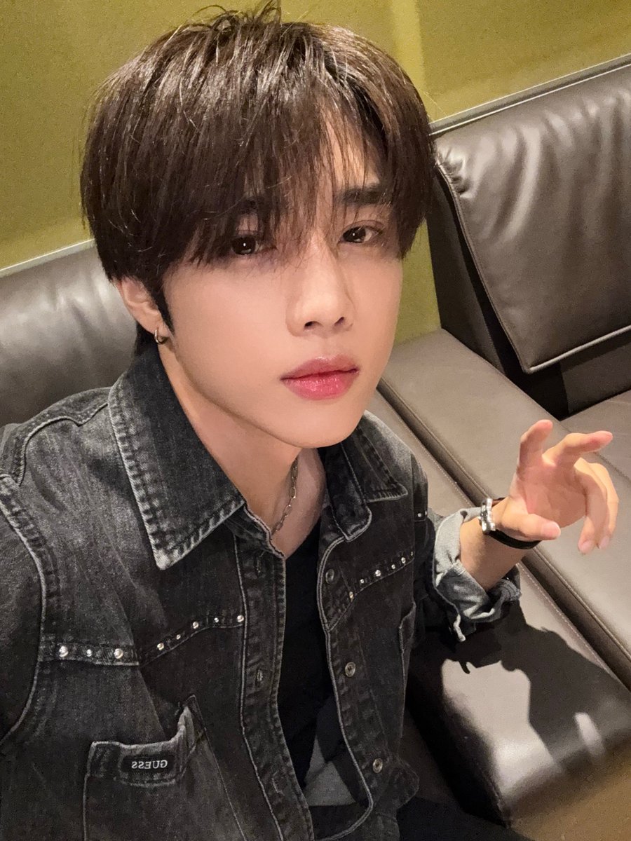 THEBOYZ_officl's tweet image. [📸] 선우 아이돌 라디오 시즌4 DJ 완료🦝 멋지고 귀여운 떤디 때문에 오늘도 돌랑이는 심장이 쿵💘 떤디 생각에 자꾸 두근거려도 잠은 푹 자야 해요💤

#THEBOYZ #더보이즈
#SUNWOO #선우