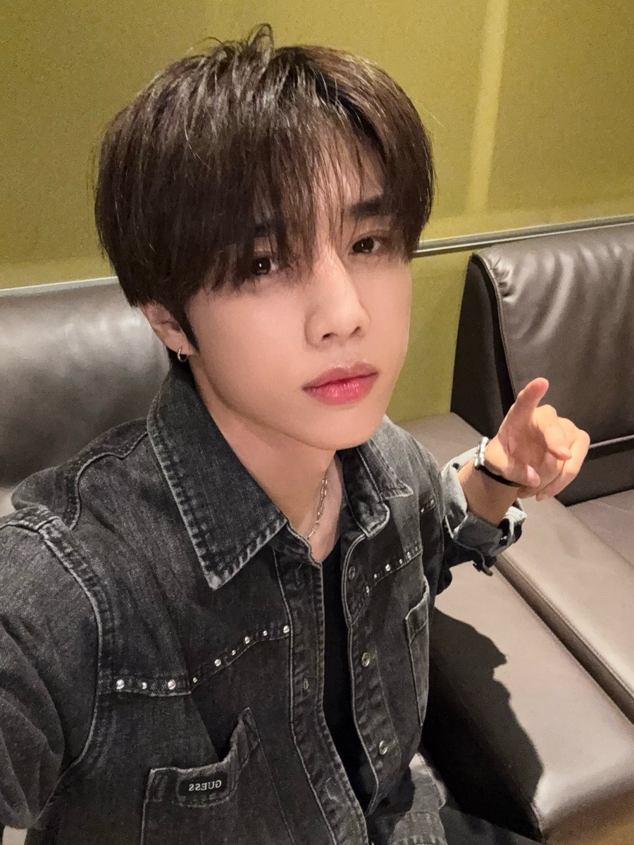 THEBOYZ_officl's tweet image. [📸] 선우 아이돌 라디오 시즌4 DJ 완료🦝 멋지고 귀여운 떤디 때문에 오늘도 돌랑이는 심장이 쿵💘 떤디 생각에 자꾸 두근거려도 잠은 푹 자야 해요💤

#THEBOYZ #더보이즈
#SUNWOO #선우