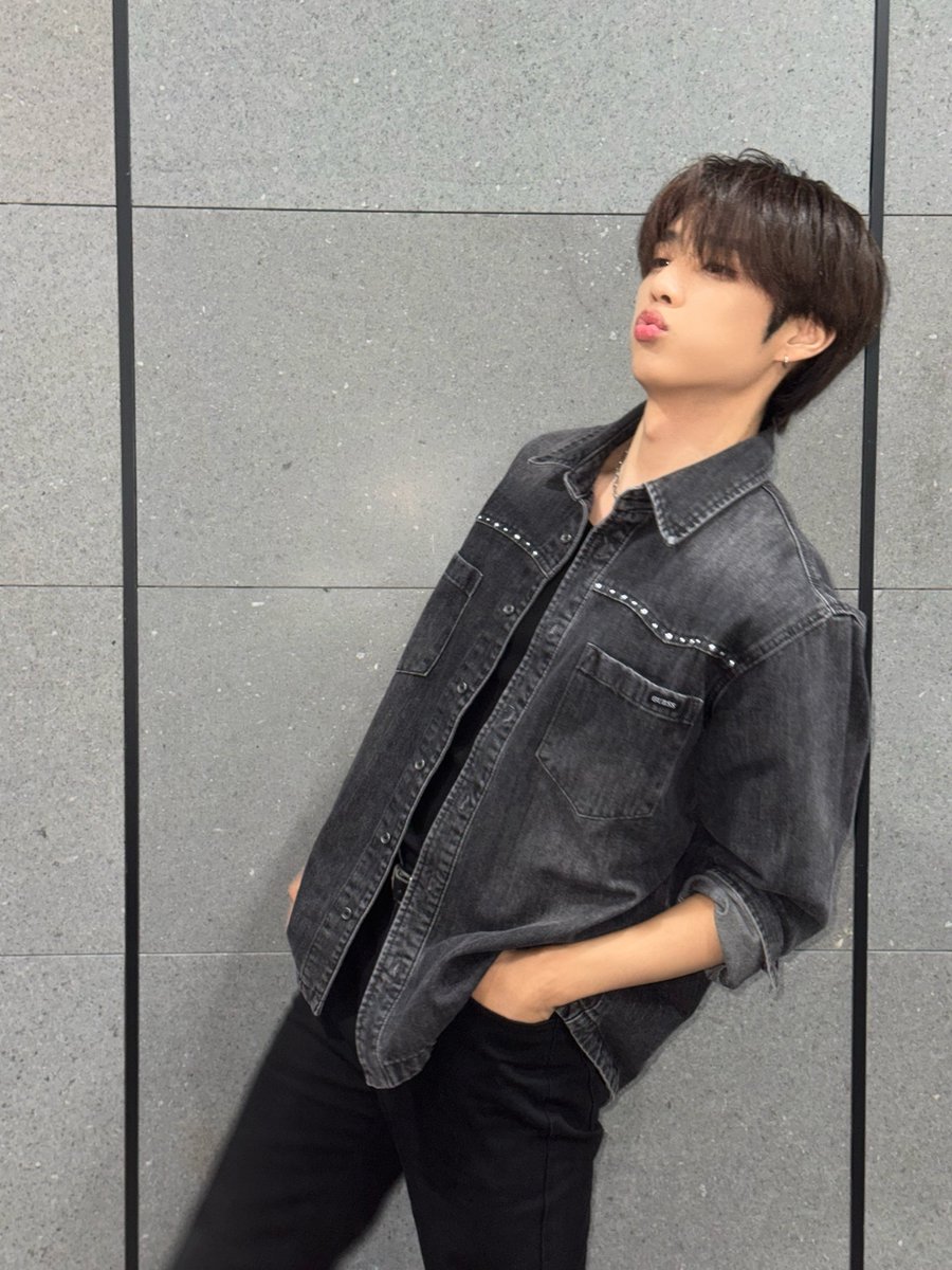 THEBOYZ_officl's tweet image. [📸] 선우 아이돌 라디오 시즌4 DJ 완료🦝 멋지고 귀여운 떤디 때문에 오늘도 돌랑이는 심장이 쿵💘 떤디 생각에 자꾸 두근거려도 잠은 푹 자야 해요💤

#THEBOYZ #더보이즈
#SUNWOO #선우