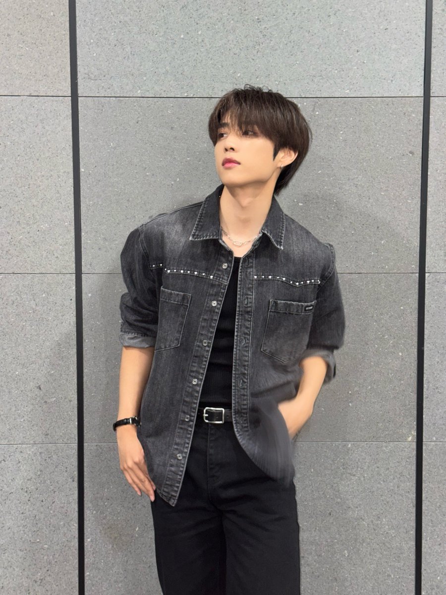 THEBOYZ_officl's tweet image. [📸] 선우 아이돌 라디오 시즌4 DJ 완료🦝 멋지고 귀여운 떤디 때문에 오늘도 돌랑이는 심장이 쿵💘 떤디 생각에 자꾸 두근거려도 잠은 푹 자야 해요💤

#THEBOYZ #더보이즈
#SUNWOO #선우