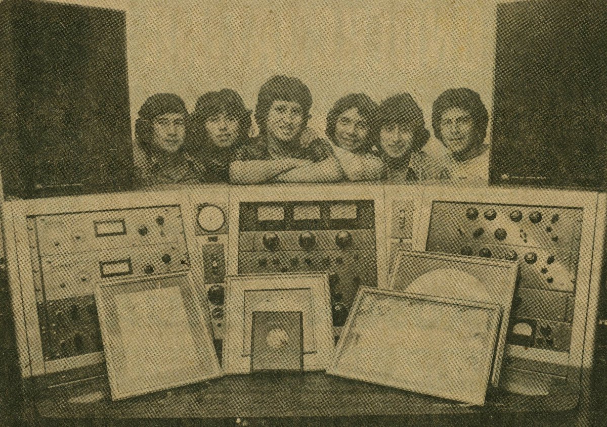 INFOPESA's tweet image. ⏱️ #lospastelesverdes en los estudios de @infopesa rodeados de artillería pesada #teletronixla2a #pultec #pulteceq #jbl4312  y demás fierros ! El paraíso analógico de cualquier ingeniero de sonido ✨ 📷: Archivo @INFOPESA