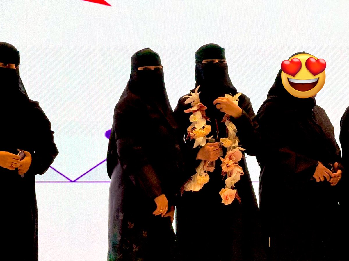 w_ak9's tweet photo. الحمدلله دائما وابدا.✨️
فخورةجدا  ببنتي وحلوتي 🩷 رِناد  ولله الحمدلله والمنة تم اليوم تكريمها من قبل شركتها STC  على تميزها وأبداعها في عملها وألف شكر على دعوتكم لنا وحفاوتكم وتكريمكم 💚 https://t.co/dqrt1J6j9G