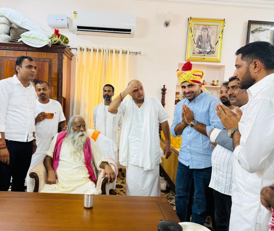 परम पूज्य सद्गुरुदेव स्वामी श्री अड़गड़ानंद जी महाराज से श्री परमहंस आश्रम, श्री बालाजी (नागौर) में दिव्य दर्शन कर आशीर्वाद प्राप्त करने का सौभाग्य प्राप्त हुआ। <a href="/RavindraBhati__/">Ravindra Singh Bhati</a>