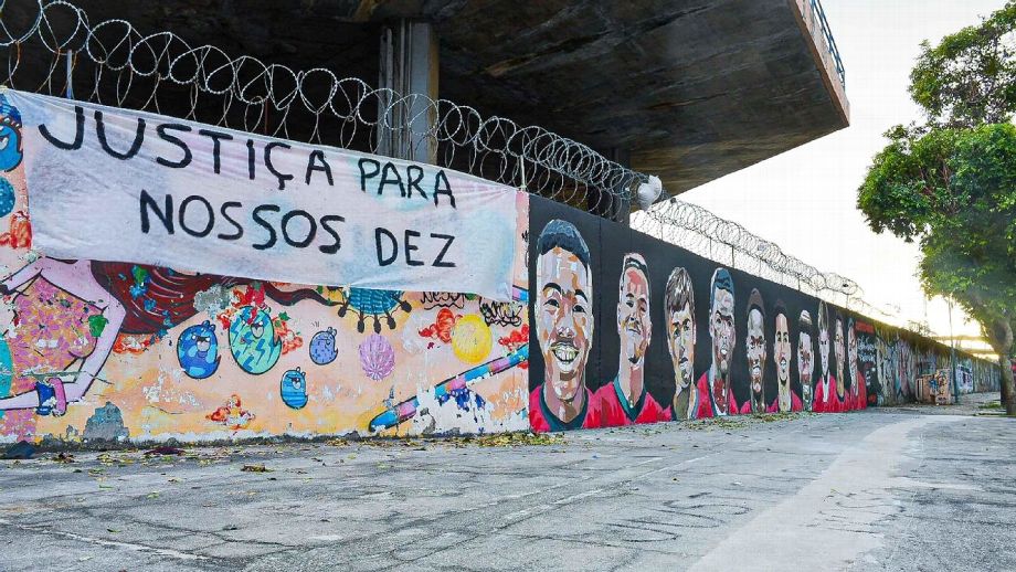 liberta___depre's tweet image. Familiares de vítimas do Ninho se revoltam com absolvição de todos os réus: &quot;Mataram 10 crianças e ninguém tem culpa. O poder é quem manda. Mas a Justiça de Deus não falha.&quot;

Os pais dos 10 garotos vítimas do incêndio do Ninho do Urubu foram informados da decisão do juiz Tiago…