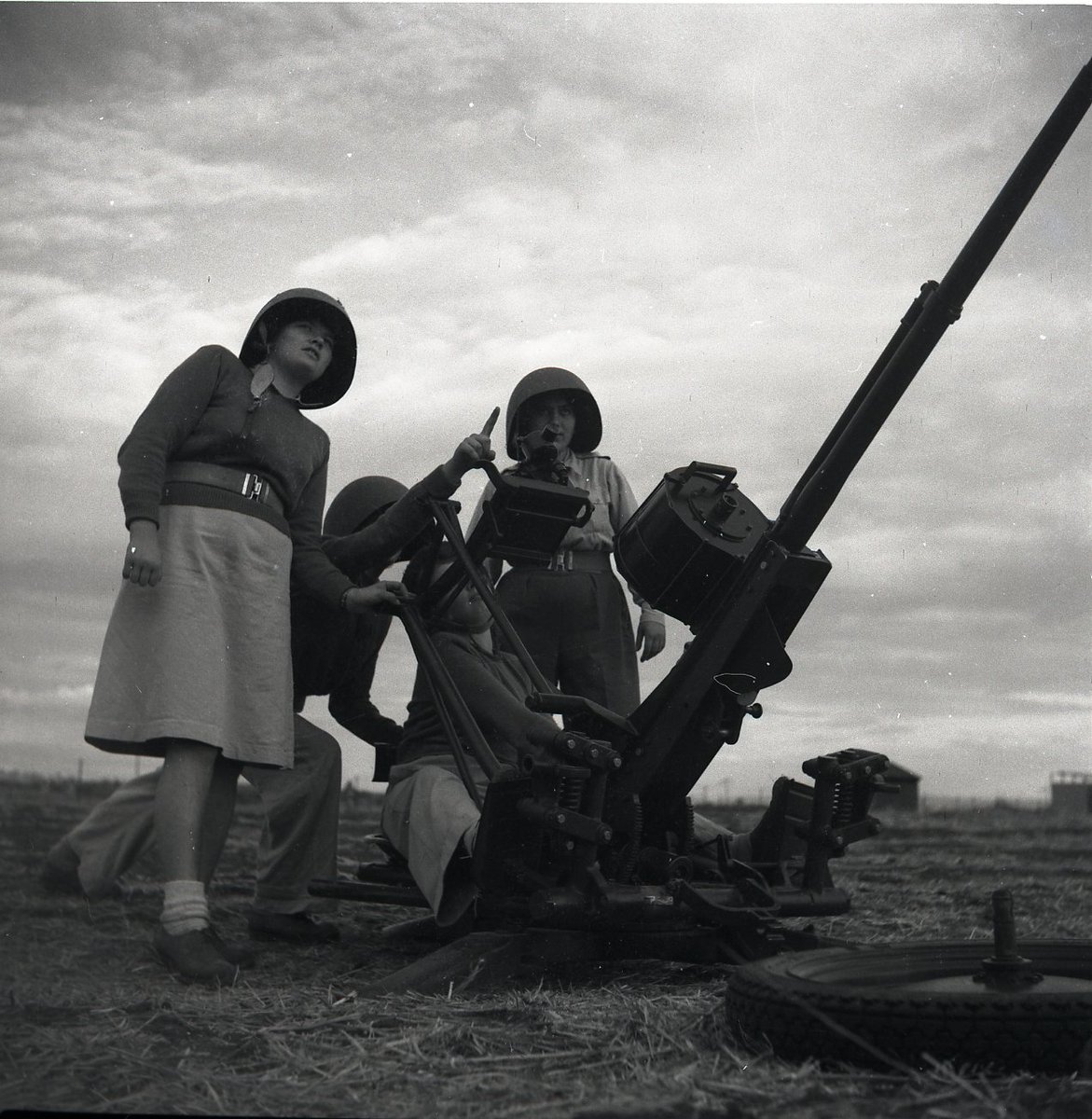 PanzerMacher's tweet image. תותחניות נ&quot;מ בתל אביב, נובמבר 1948