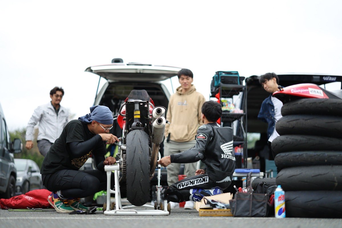 お金のない若い頃、本やネットの情報をかき集めてバイクいじって、壊して

それでも昔のバイク屋は「馬鹿だなーお前」って笑って直してくれた

「俺もそんな失敗したよ」って手を貸してくれる先輩もいた

今は「情報に踊らされて触るな」って怒られる

正しい時代になったけど、優しさは減った気がする