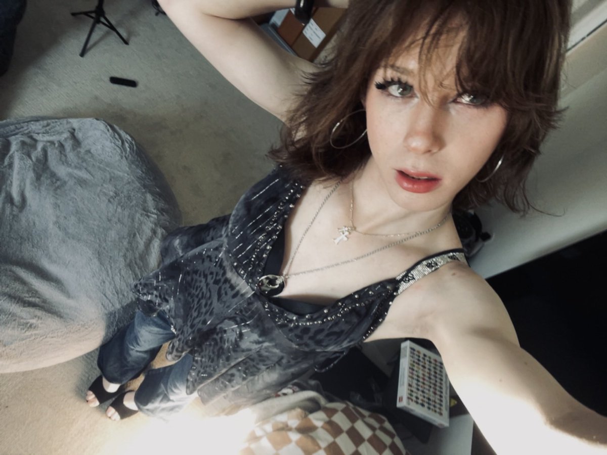 weirdrandomguy5's tweet image. whats good twitter people (not calling ts X) #femboy #crossdresser