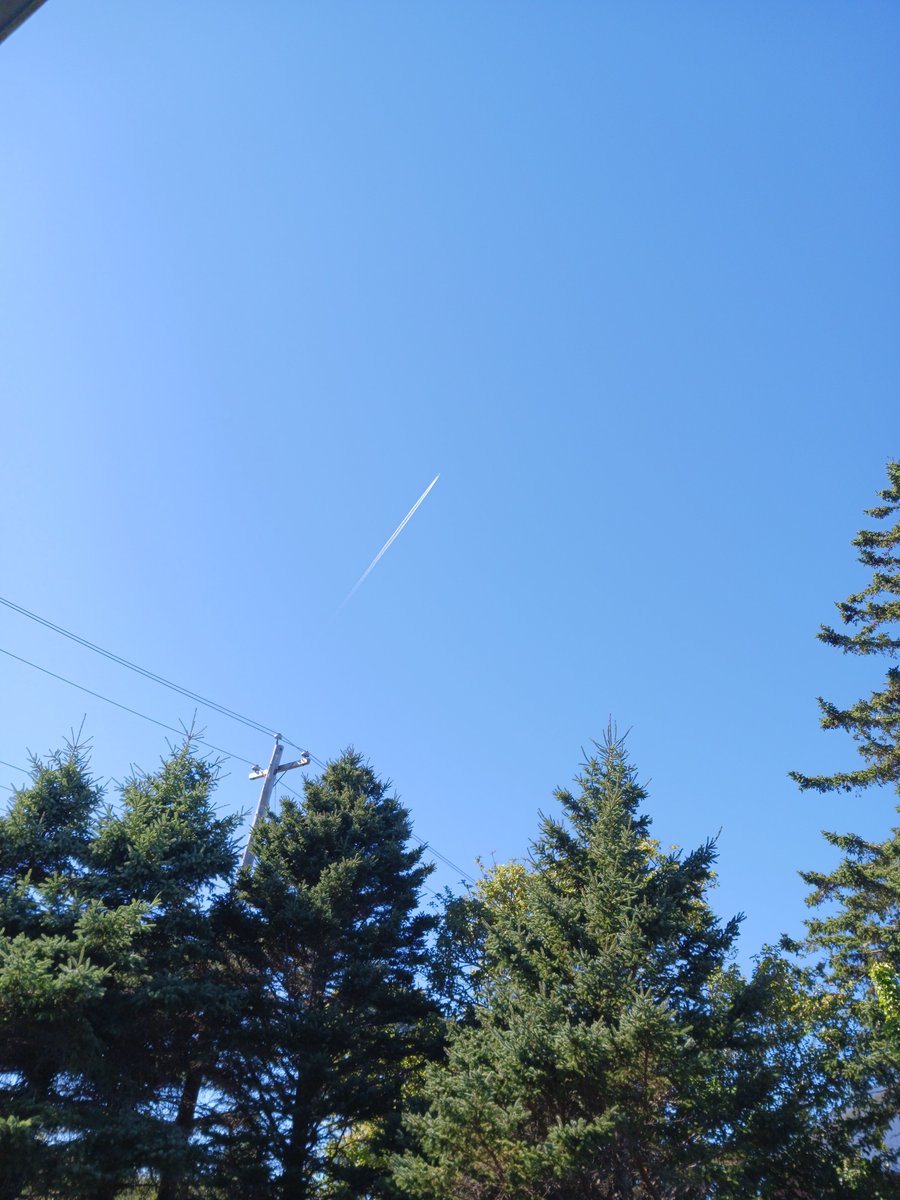 ImagesCoast's tweet image. "A lot of chemicals."  
Jet planes spewing contaminants over Nova Scotia Canada  September 18th 2025
Deep state agents within the Nova Scotia government are secretly destroying the ocean and land by bottom dredging and airborne poisons.
#lookup #contrails