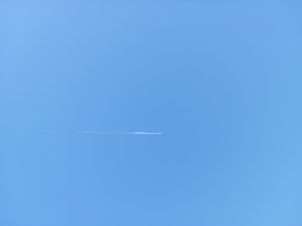 ImagesCoast's tweet image. "A lot of chemicals."  
Jet planes spewing contaminants over Nova Scotia Canada  September 18th 2025
Deep state agents within the Nova Scotia government are secretly destroying the ocean and land by bottom dredging and airborne poisons.
#lookup #contrails