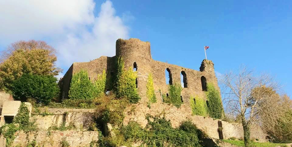 cbarterdavies's tweet photo. A view of the remnants of Haverfordwest castle π°πΏ #Pembrokeshire π΄σ §σ ’σ ·σ ¬σ ³σ Ώ Oliver Cromwell as Lord Protector ordered it's demolition in 1648 after the English Civil War and the execution of King Charles 1stπͺ But insufficient gunpowder was availableπ₯ #MyPhotoEdited πΈ https://t.co/IeTAgcNh1Q