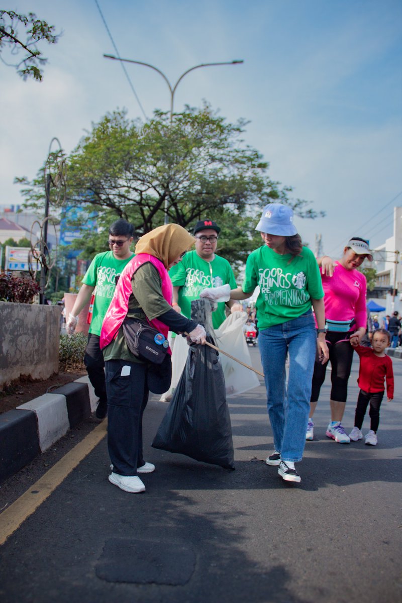 Bergandengan tangan untuk bumi !! 🌏🌱
Radio Relawan Depok berkolaborasi dengan @starbucksindonesia dalam aksi plogging untuk mengurangi sampah dan menciptakan perubahan.

<a href="/DLHKDepok_/">DLHK Depok</a>

#Plogging #pengurangansampah #PerubahanKecil #RadioRelawanDepok