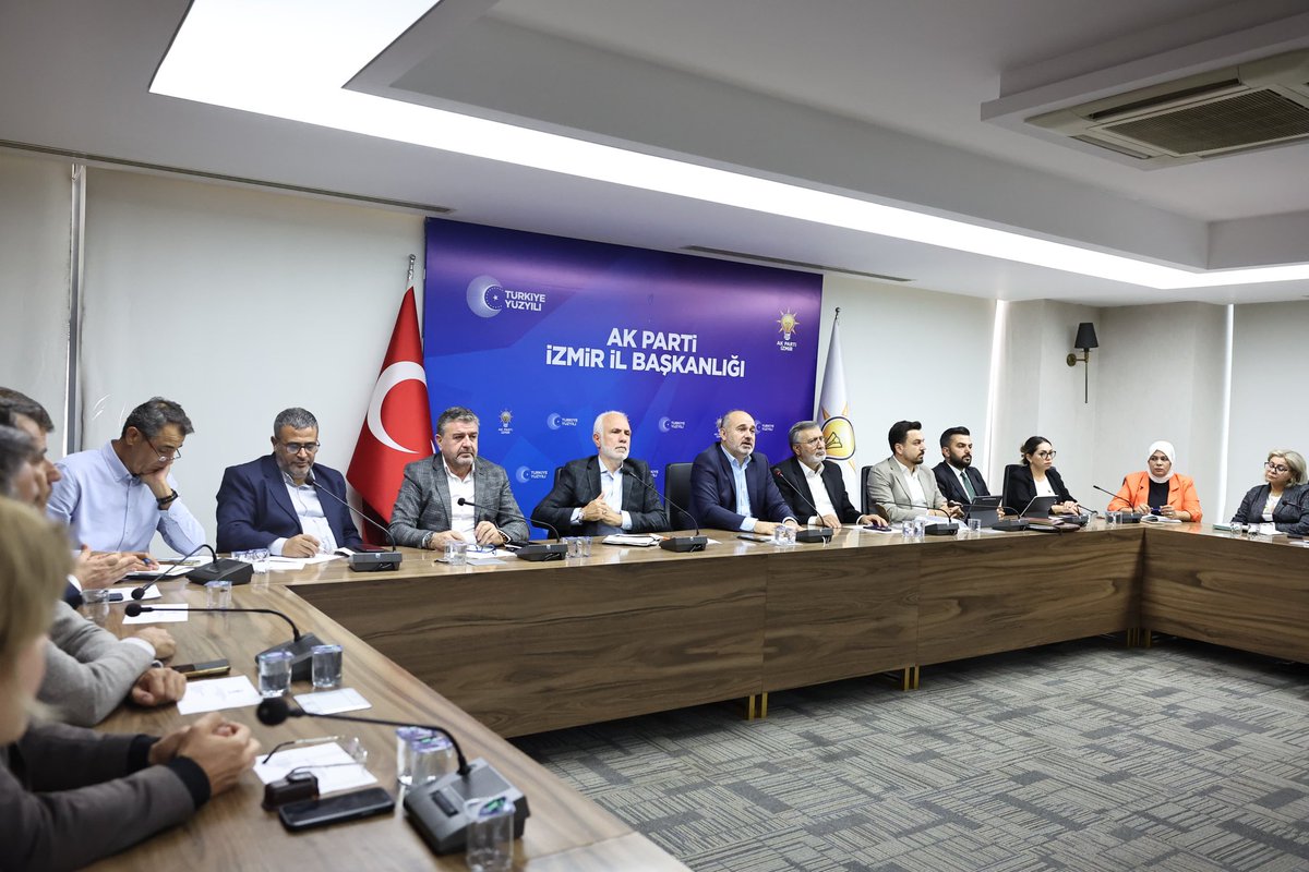 akpartiizmir's tweet photo. İl Başkan Yardımcımız ve Yerel Yönetimler Başkanımız Sn. Uğur Türkan başkanlığında; İzmir Büyükşehir Belediyesi Grup Başkanvekilimiz ve yönetimi, İlçe Yerel Yönetimler Başkanları ve İlçe Belediye Meclisi Grup Başkanvekillerimizin katılımıyla Aylık Olağan Koordinasyon Toplantımız gerçekleştirildi.

Toplantımızda, yerel yönetim çalışmalarımıza ilişkin değerlendirmelerde bulunulmuş; İzmir'imizin ihtiyaçları ve hemşehrilerimizin beklentileri doğrultusunda izlenecek yol haritası ele alınmıştır. AK Parti olarak, şehrimizin yararına her adımda sorumluluk almaya, milletimizin sesi olmaya kararlılıkla devam edeceğiz