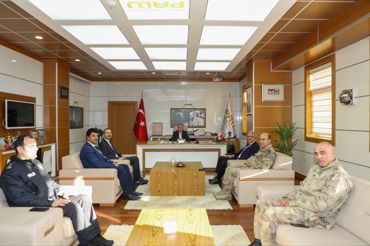 Valimiz Sayın Numan HATİPOĞLU, Palu Kaymakamlığı'nı ziyaret ederek, Kaymakam Fatih ÇEVİK'ten yürütülen çalışmalar hakkında bilgi aldı.

<a href="/numanhatipoglu/">Numan Hatipoğlu</a>