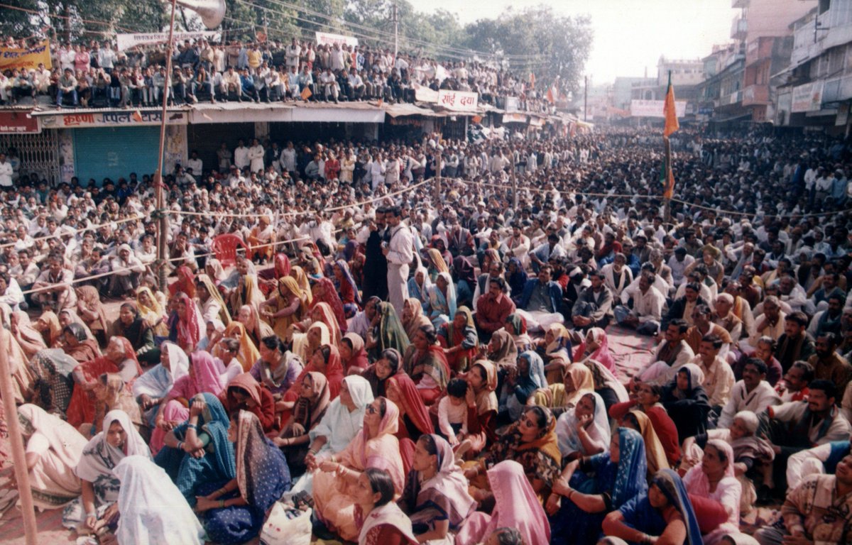 गाय हमारी संस्कृति और आस्था का प्रतीक है।
मुख्यमंत्री रहते हुए शिवराज सिंह चौहान जी ने—

▶️गौ संरक्षण को राज्य नीति का हिस्सा बनाया
▶️गौशालाओं का विस्तार किया
▶️गौ संवर्धन बोर्ड की स्थापना की
▶️कामधेनु योजना शुरू की

गौ हत्या के विरोध में विशाल प्रदर्शन करते हुए <a href="/ChouhanShivraj/">Shivraj Singh Chouhan</a>