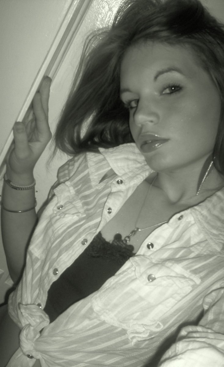 Mes photos et vidéos : tinyurl.com/3kx6t24a mais surtout ma webcam pour que tu viennes te branler sur moi