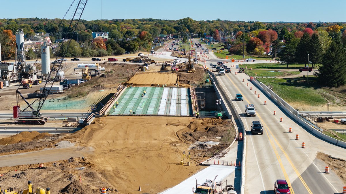 MDOT_Southwest's tweet image. Rebuilding the new Michigan Avenue interchange at I-69 in Marshall, Calhoun County, is progressing nicely! Part of the #MDOT Marshall Modernization project michigan.gov/mdot/projects-…, the new interchange will be a Diverging Diamond Interchange michigan.gov/mdot/travel/sa….