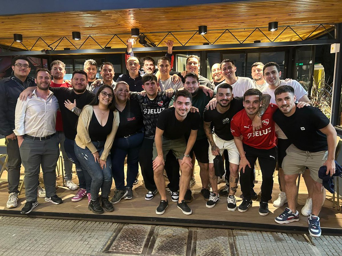 En el día de ayer compartimos una cena con representantes de distintos espacios del Club Atlético Independiente. En cuanto al debate, agradecemos el respeto y la apertura al diálogo.

Desde ADN CAI tuvimos la oportunidad de poder compartir nuestro proyecto deportivo, basado en la