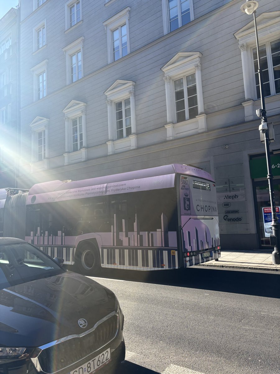 昨日見た、街中を走るかわいいショパンバス🚌